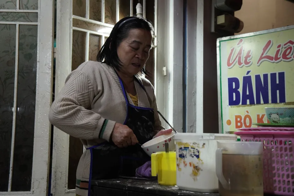 Bàn ngoài sân thoáng